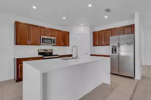 Kitchen - 4108 Deermoss Dr, Clermont, FL 34714 photo 3 of 5