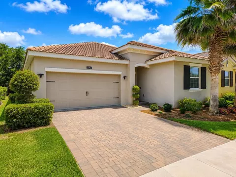 1047 Oak Bluff Dr, Davenport, FL 33837