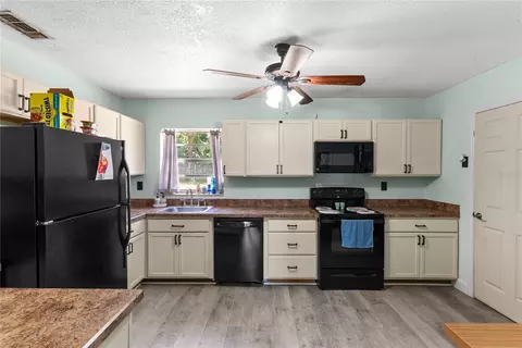 Kitchen - 12 Beverly Dr, Frostproof, FL 33843 photo 2 of 3
