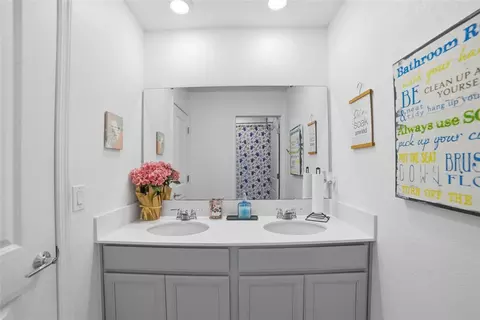 Bath - 4980 Four Strand Ct, Saint Cloud, FL 34772 photo 3 of 3