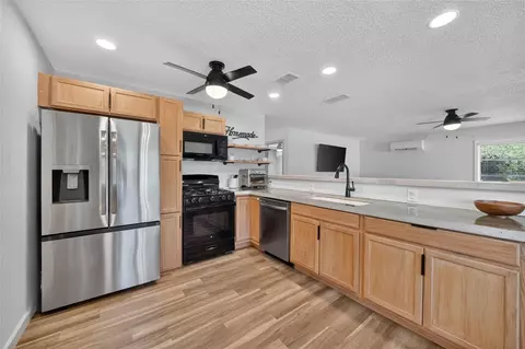 Kitchen - 529 E Gottsche Ave, Eustis, FL 32726 photo 2 of 3