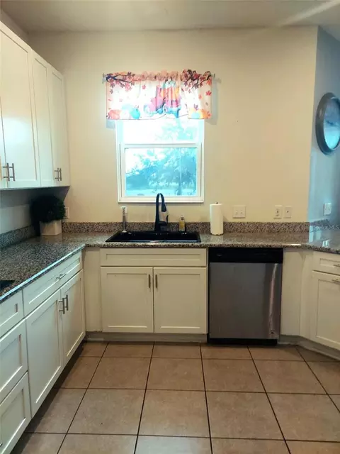 Kitchen - 11542 Brighton Knoll Loop, Riverview, FL 33579 photo 6 of 6