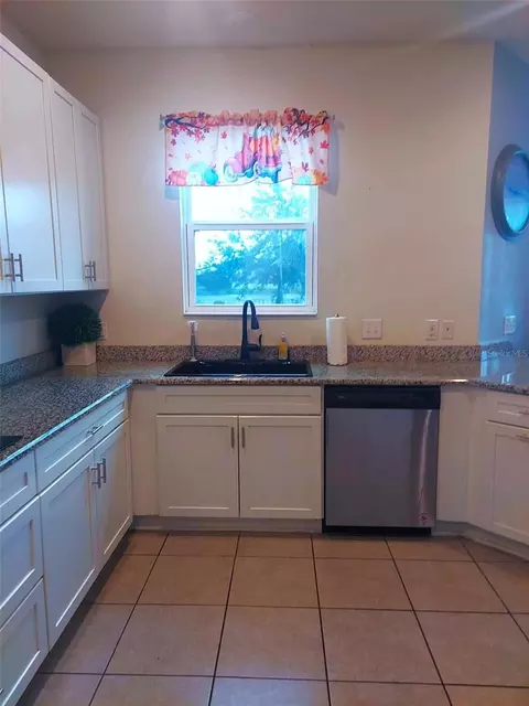 Kitchen - 11542 Brighton Knoll Loop, Riverview, FL 33579 photo 2 of 6
