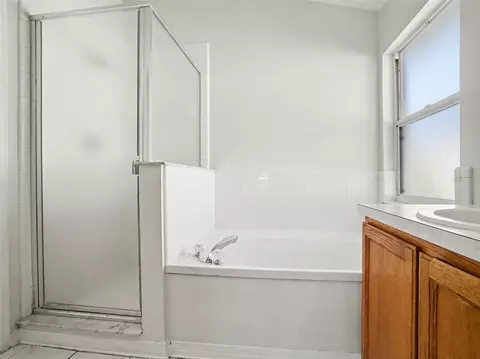 Bath - 3922 Blackberry Cir, Saint Cloud, FL 34769 photo 1 of 4