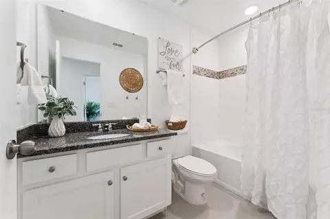 Bath - 1070 Spring Palms Loop, Orlando, FL 32828 photo 2 of 2