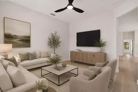 Living - 823 E Mcdonald Ave, Eustis, FL 32726 photo 2 of 5