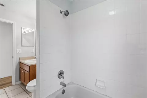 Bath - 1019 Chamberlin Trl, Saint Cloud, FL 34772 photo 6 of 8