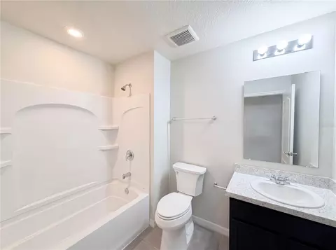 Bath - 4272 Moon Shadow Loop, Mulberry, FL 33860 photo 2 of 2