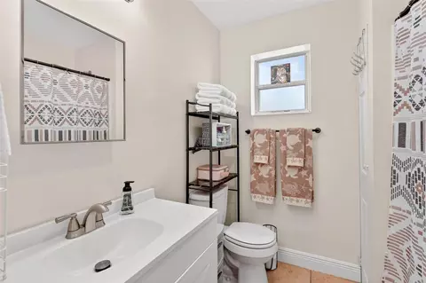Bath - 71 Fairview Ave, Ormond Beach, FL 32174 photo 2 of 4