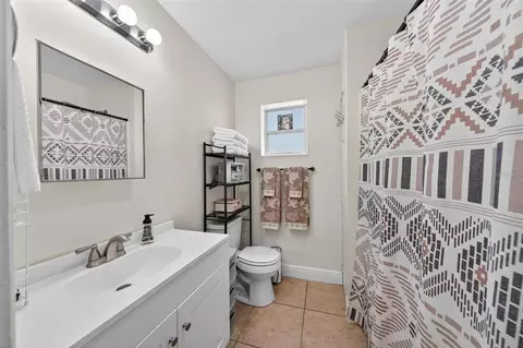 Bath - 71 Fairview Ave, Ormond Beach, FL 32174 photo 3 of 4