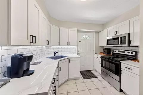 Kitchen - 71 Fairview Ave, Ormond Beach, FL 32174 photo 7 of 7
