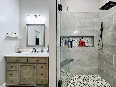 Bath - 300 E Geneva St, Ocoee, FL 34761 photo 5 of 8