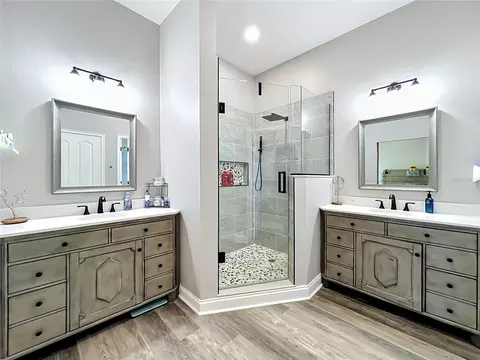 Bath - 300 E Geneva St, Ocoee, FL 34761 photo 4 of 8