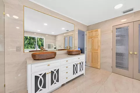 Bath - 1600 E 10th St, Saint Cloud, FL 34771 photo 3 of 7