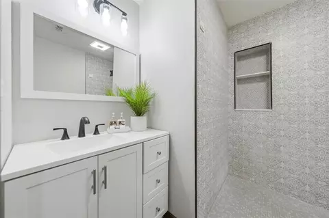 Bath - 906 Sabrina Dr, Ocoee, FL 34761 photo 1 of 3