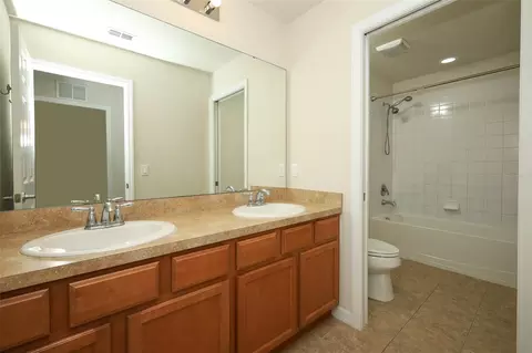 Bath - 2610 Mead Ave, Saint Cloud, FL 34771 photo 4 of 5