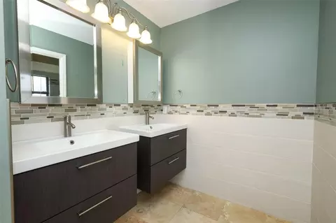 Bath - 9110 Palm Tree Dr, Windermere, FL 34786 photo 1 of 5