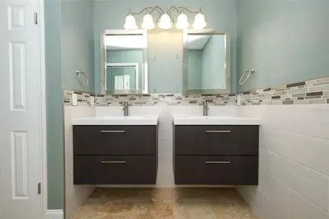 Bath - 9110 Palm Tree Dr, Windermere, FL 34786 photo 2 of 5