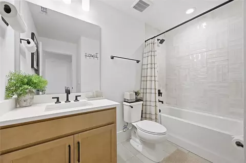 Bath - 1663 Crowncrest Dr, Apopka, FL 32703 photo 4 of 5
