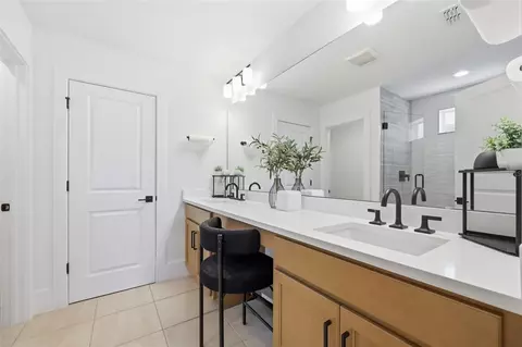 Bath - 1663 Crowncrest Dr, Apopka, FL 32703 photo 1 of 5