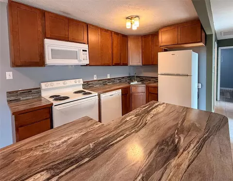 Kitchen - 880 Emerald Dr, Mount Dora, FL 32757 photo 2 of 3