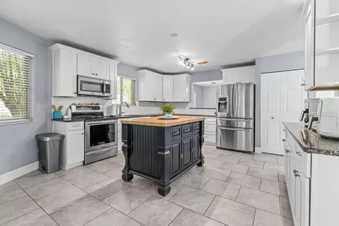 Kitchen - 82 Kingsley Pl, Ormond Beach, FL 32174 photo 2 of 5