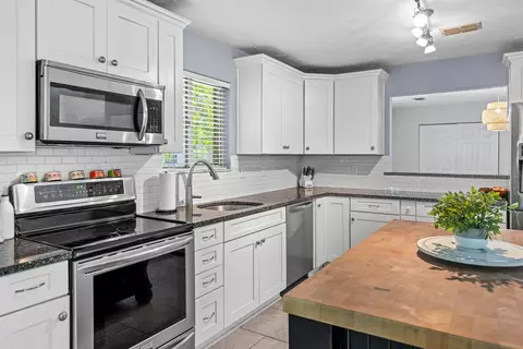 Kitchen - 82 Kingsley Pl, Ormond Beach, FL 32174 photo 4 of 5
