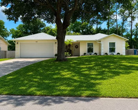 1462 Admiral Nimitz Ave, Daytona Beach, FL 32124