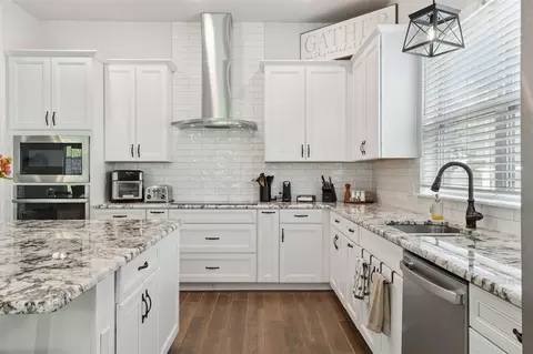 Kitchen - 17286 Hickory Wind Dr, Clermont, FL 34711 photo 3 of 4