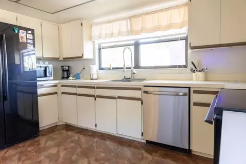 Kitchen - 1707 Whispering Dr E, Largo, FL 33771 photo 2 of 3