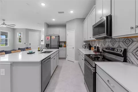 Kitchen - 3919 Knotty Pine St, Saint Cloud, FL 34772 photo 4 of 5