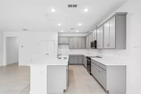 Kitchen - 2011 Education St, Saint Cloud, FL 34771 photo 4 of 5