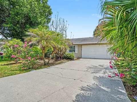 406 Lake Daisy Dr, Winter Haven, FL 33884