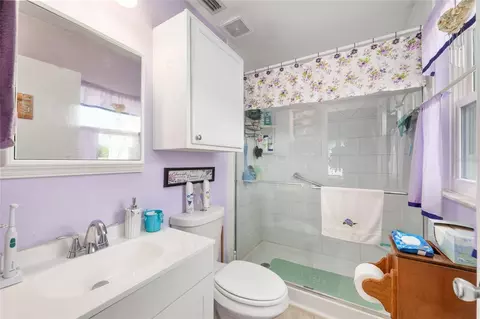 Bath - 124 Oak Cir, Ocala, FL 34472 photo 1 of 2