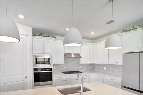 Kitchen - 11237 Rolling Fork Trl, Parrish, FL 34219 photo 4 of 9
