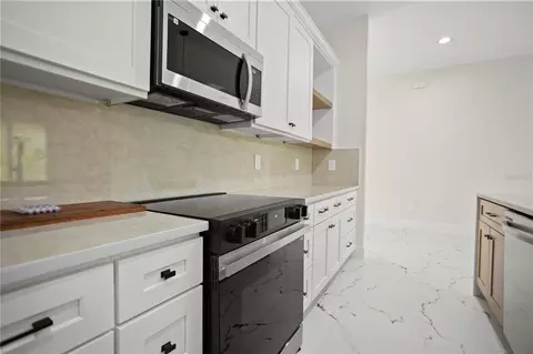 Kitchen - 30643 Apricot Ave, Eustis, FL 32736 photo 6 of 8