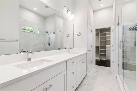 Bath - 1012 E Marks St, Orlando, FL 32803 photo 2 of 5
