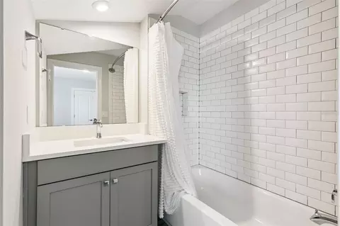 Bath - 1012 E Marks St, Orlando, FL 32803 photo 5 of 5