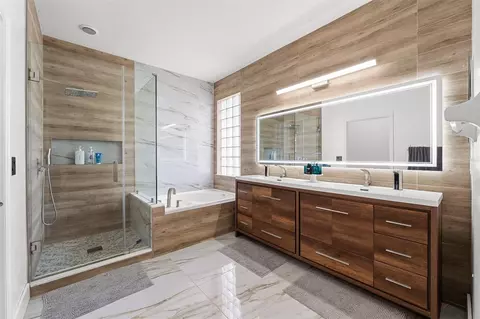 Bath - 718 Little Hampton Ln, Gotha, FL 34734 photo 2 of 5