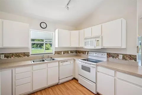 Kitchen - 40932 Maxwell Rd, Umatilla, FL 32784 photo 2 of 2