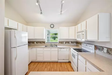 Kitchen - 40932 Maxwell Rd, Umatilla, FL 32784 photo 1 of 2