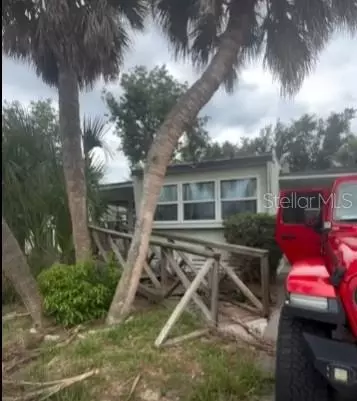 11734 Hickory Ln, Tavares, FL 32778