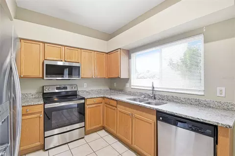 Kitchen - 11006 Sailbrooke Dr, Riverview, FL 33579 photo 4 of 5