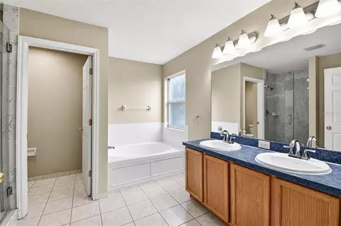 Bath - 11006 Sailbrooke Dr, Riverview, FL 33579 photo 4 of 7