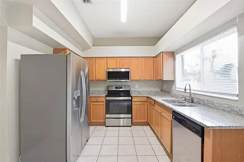 Kitchen - 11006 Sailbrooke Dr, Riverview, FL 33579 photo 3 of 5