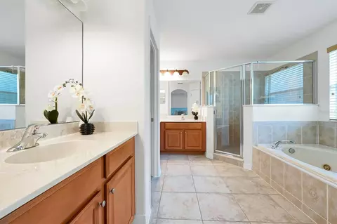 Bath - 554 Palio Ct, Ocoee, FL 34761 photo 2 of 4