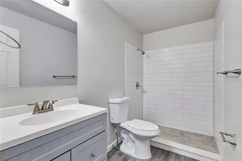 Bath - 1111 Caballero Rd, Ocoee, FL 34761 photo 2 of 2