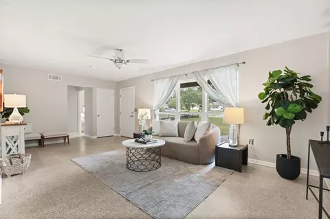 Living - 508 Ohio Blvd, Eustis, FL 32726 photo 2 of 4