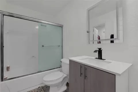 Bath - 3987 Versailles Dr #3987F, Orlando, FL 32808 photo 2 of 2