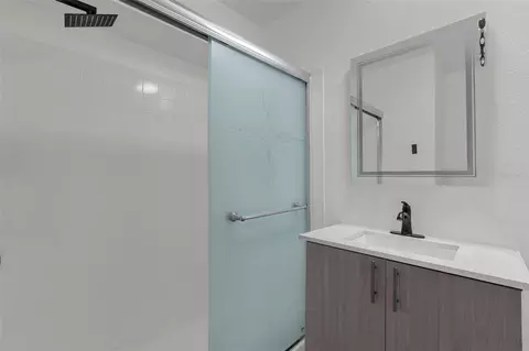 Bath - 3987 Versailles Dr #3987F, Orlando, FL 32808 photo 1 of 2
